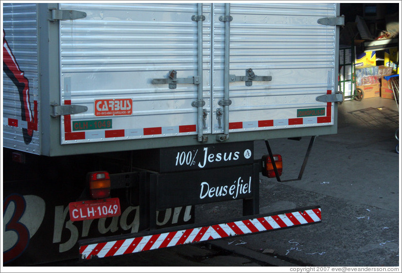 Truck with "100% Jesus Deus &eacute; fiel" ("100% Jesus God is faithful") written on the bumper.