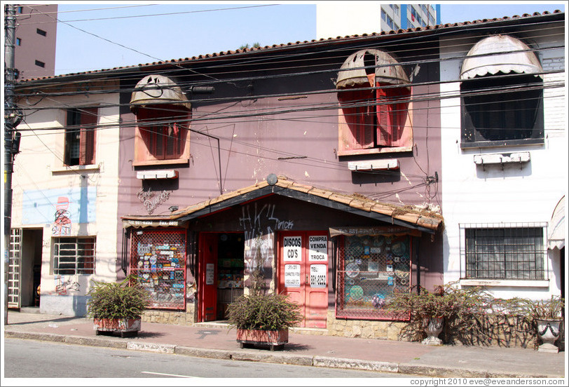 Brown CD store.  Rua Artur de Azevedo near Rua Ant? Bicudo.  Villa Magdalena neighborhood.