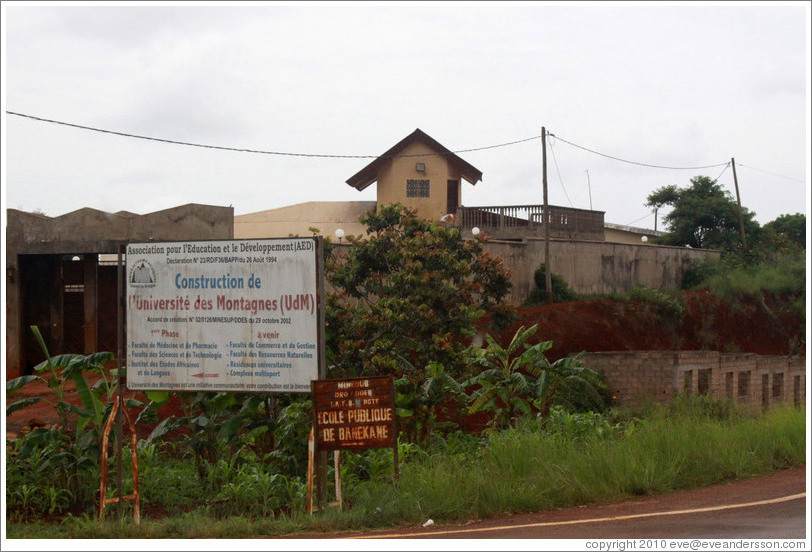 Building with a sign in front of it: Ecole Publique de Banekane.