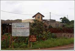 Building with a sign in front of it: Ecole Publique de Banekane.