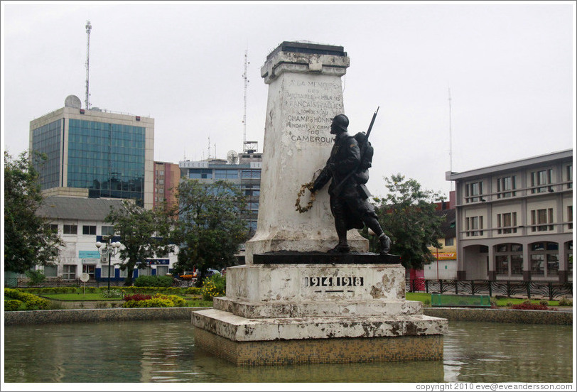 Le monument aux Morts, which reads "?a m?ire des militaires et marins fran?s et alli?tomb?au champ d'honneur pendant la campagne du Cameroun" ("in memory of French soldiers and sailors who fell in battle during the campaign of Cameroon").