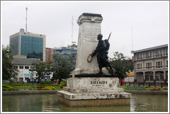 Le monument aux Morts, which reads "?a m?ire des militaires et marins fran?s et alli?tomb?au champ d'honneur pendant la campagne du Cameroun" ("in memory of French soldiers and sailors who fell in battle during the campaign of Cameroon").