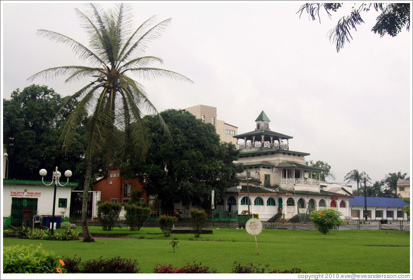 Place du Gouvernement, including the pagoda.