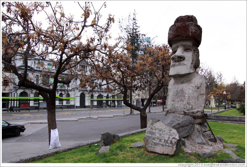 Statue that resembles those on Easter Island, Alameda (Av Libertador Bernardo O'Higgins).
