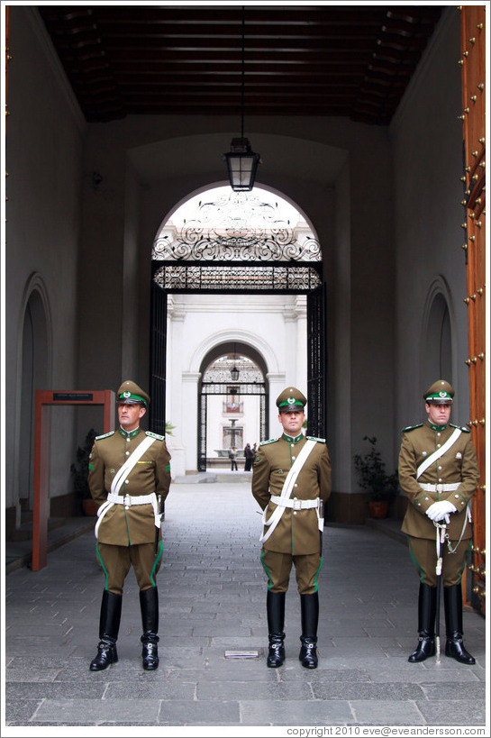 Guards, La Moneda.