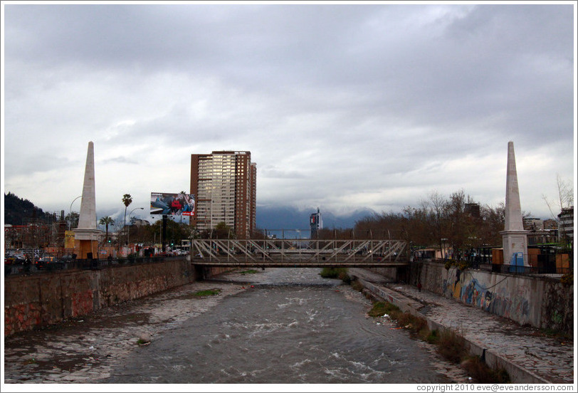 Puente Peatonal Los Carros ("The Cars" footbridge) over the Mapocho River.