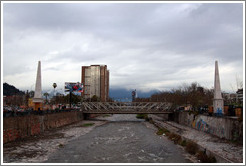 Puente Peatonal Los Carros ("The Cars" footbridge) over the Mapocho River.