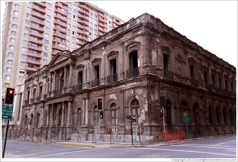 Unoccupied building, corner of San Mart?and Hu?anos.