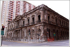 Unoccupied building, corner of San Mart?and Hu?anos.