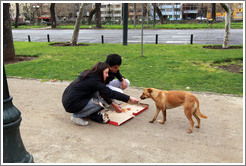 People feeding pizza to a homeless dog.  Parque Forestal.