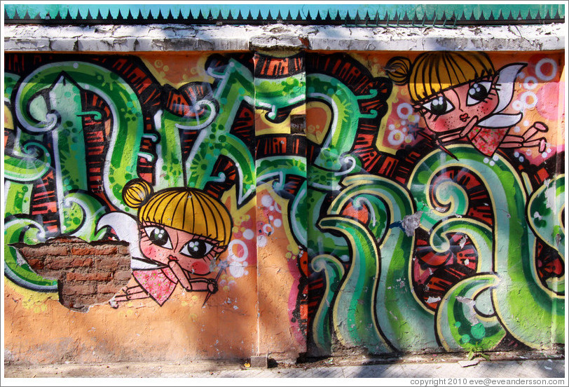 Graffiti: two blonde fairies.  Constituci?Bellavista neighborhood.