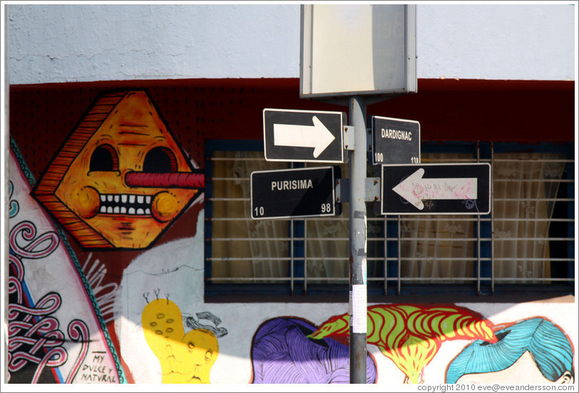 Graffiti: square face with a peg nose.  Corner of Pur?ma and Dardignac, Bellavista neighborhood.