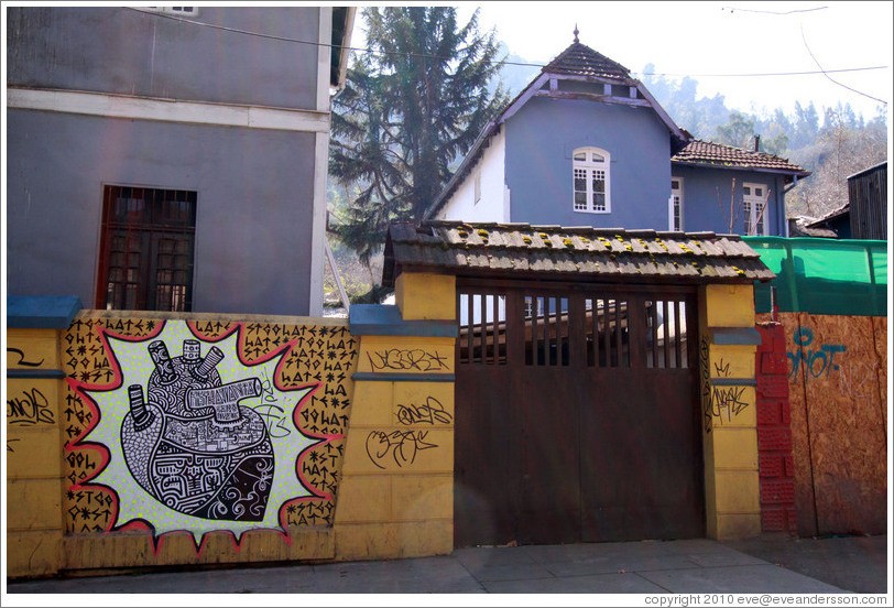 Graffiti: heart and rune-like symbols.  Santa Filomena near Ernesto Pinto Lagarrigue, Bellavista neighborhood.