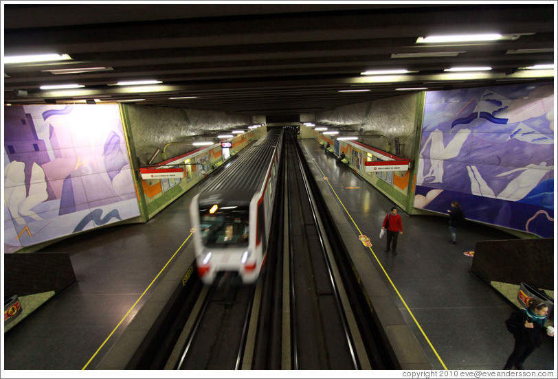 Santiago Metro, El Golf station.