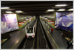 Santiago Metro, El Golf station.