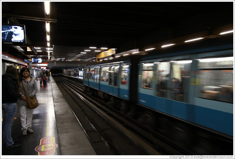 Santiago Metro, Universidad Cat?a station.