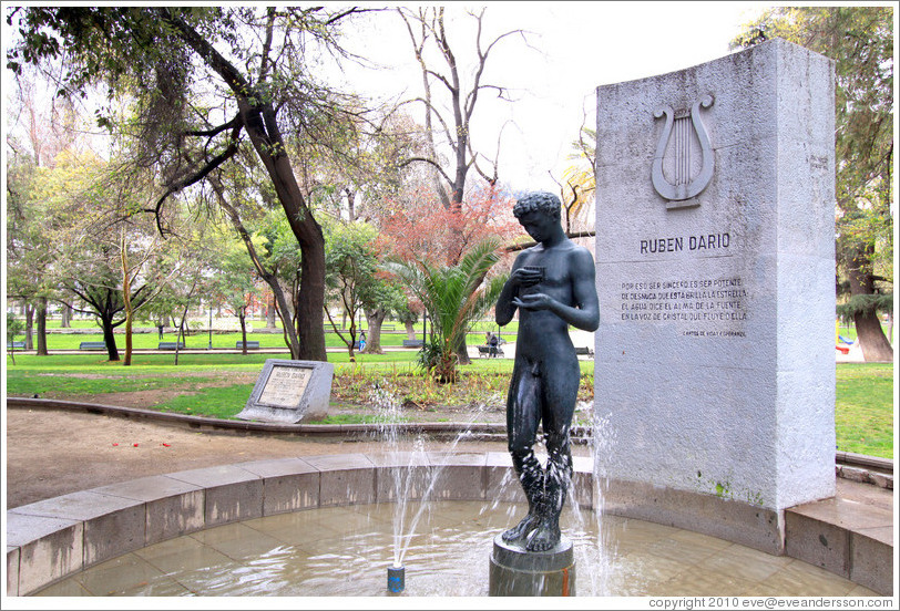 Fountain in honor of poet Rub?Dar? Parque Forestal.