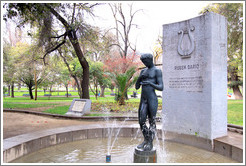 Fountain in honor of poet Rub?Dar? Parque Forestal.