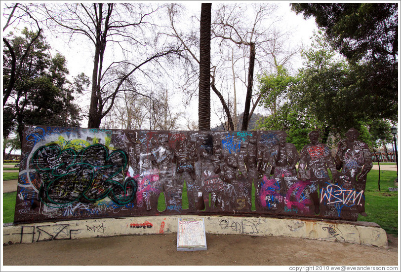 Sculpture entitled Pueblo (Town), Parque Forestal.