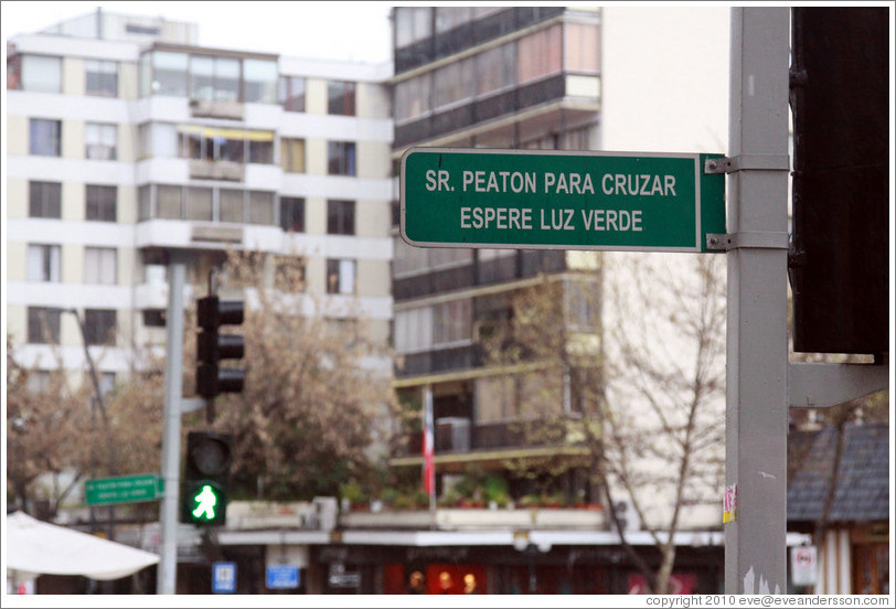 Polite sign: "Sr. Peat?ara Cruzar Espere Luz Verde" ("Mr. Pedestrian, to Cross Wait for the Green Light").  Providencia neighborhood.
