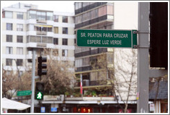 Polite sign: "Sr. Peat?ara Cruzar Espere Luz Verde" ("Mr. Pedestrian, to Cross Wait for the Green Light").  Providencia neighborhood.