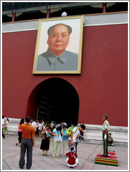 Mao Zedong at entrance to Forbidden City.