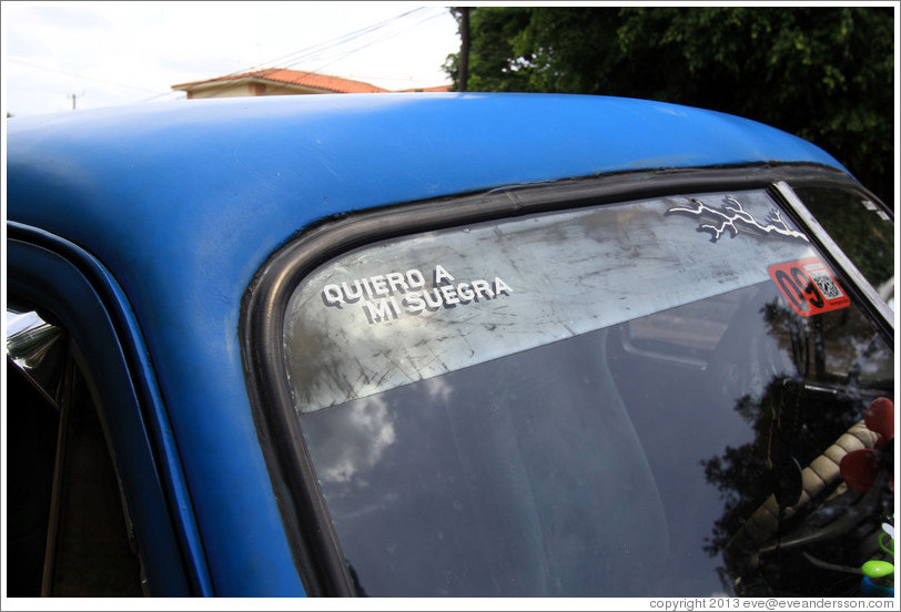 Car with windshield sticker: "Quiero a mi suegra ... lejos de mi."