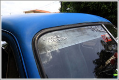 Car with windshield sticker: "Quiero a mi suegra ... lejos de mi."
