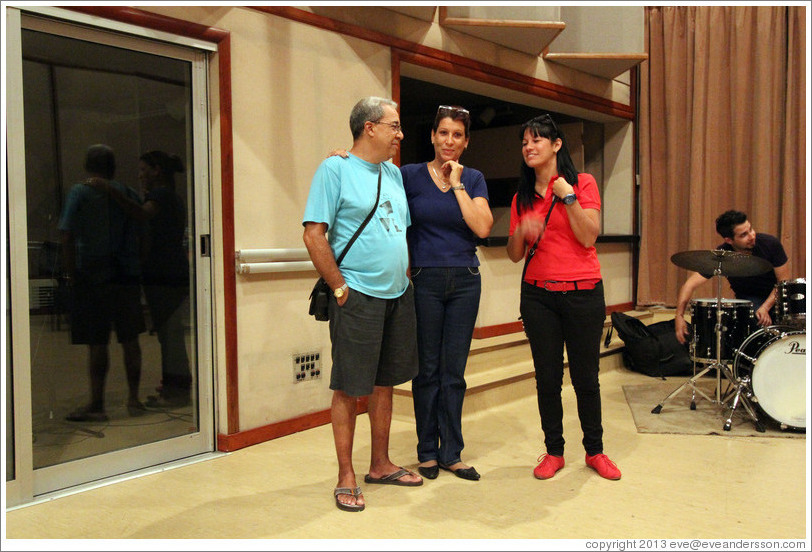 Pianist Emilio Morales with guides. Abdala Studios.