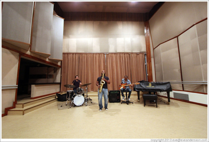 Musicians performing at Abdala Studios, including Oliver Vald&eacute;s on drums and Carlos Miyares on saxophone.