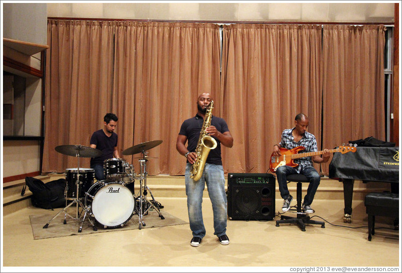 Musicians performing at Abdala Studios, including Oliver Vald&eacute;s on drums and Carlos Miyares on saxophone.