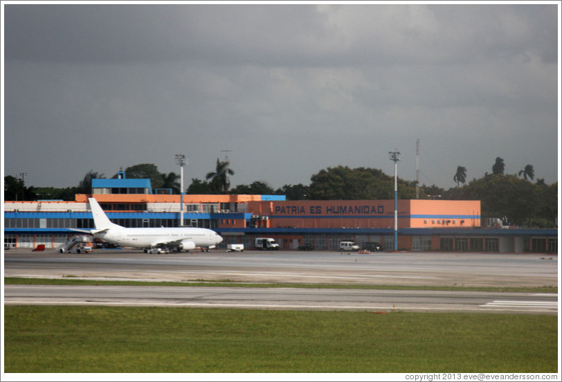 Sign at Jos&eacute; Mart&iacute; Airport saying "Patria es Humanidad", or "Homeland is Humanity".