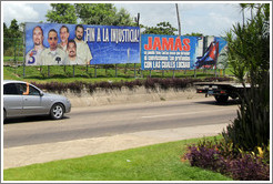 Signs near Jos&eacute; Mart&iacute; Airport: "Fin a la Injusticia" ("End to the Injustice") referring to the Cuban Five; and "Jam?un pueblo tuvo tantas cosas que defender ni convicciones tan profundas con las cuales luchar" ("Never has a people had such things to defend nor convictions so profound with which to fight").