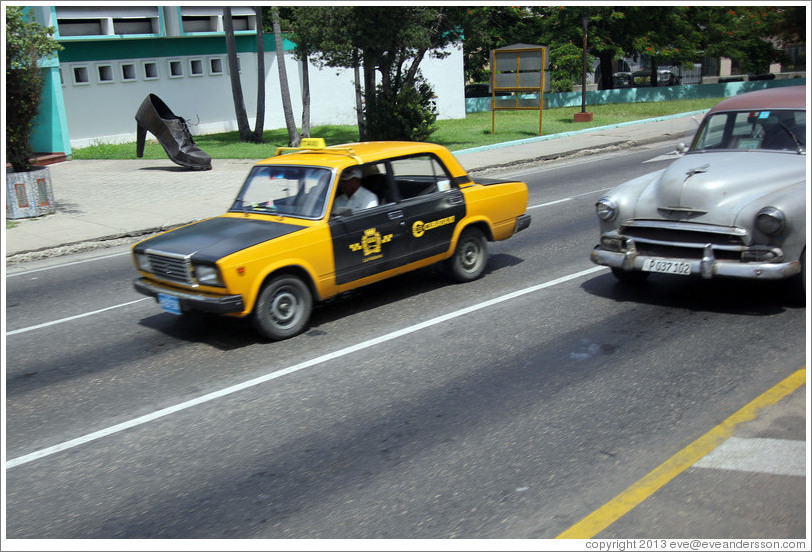 Taxi passing the Biblioteca (Library) Enrique Jos&eacute; Varona.