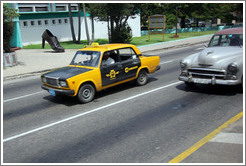 Taxi passing the Biblioteca (Library) Enrique Jos&eacute; Varona.