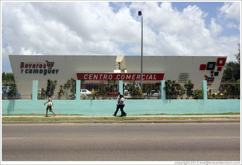 Boyeros y Camagu&euml;y Centro Comercial.