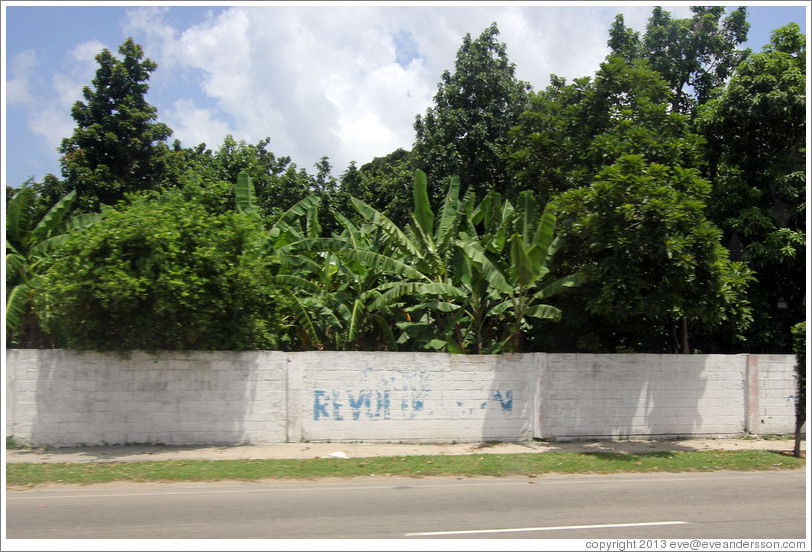Faded letters painted on the wall spelling "Revoluci&oacute;n".