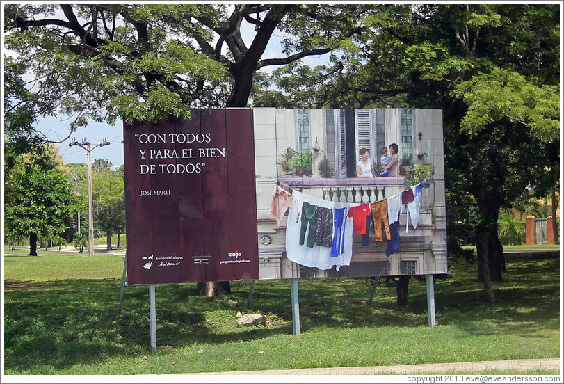 Billboard with a quote by Jos&eacute; Mart&iacute;: "Con todos y para el bien de todos" ("With all, and for the good of all")