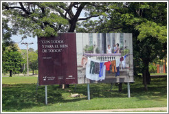 Billboard with a quote by Jos&eacute; Mart&iacute;: "Con todos y para el bien de todos" ("With all, and for the good of all")