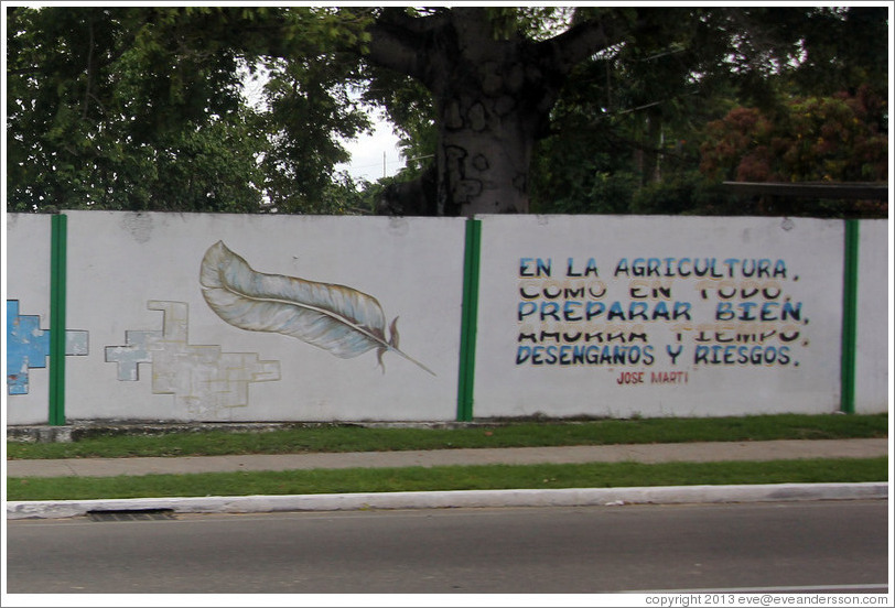 Words by José Martí painted on a wall on Avenida de la Independencia: "En la agricultura, como en todo, preparar bien. Ahorrar tiempo, desengaños y riesgos." ("In agriculture, as in everything, prepare well. Save time, disappointment, and risk.")