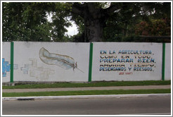 Words by Jos&eacute; Mart&iacute; painted on a wall on Avenida de la Independencia: "En la agricultura, como en todo, preparar bien. Ahorrar tiempo, desenga&ntilde;os y riesgos." ("In agriculture, as in everything, prepare well. Save time, disappointment, and risk.")