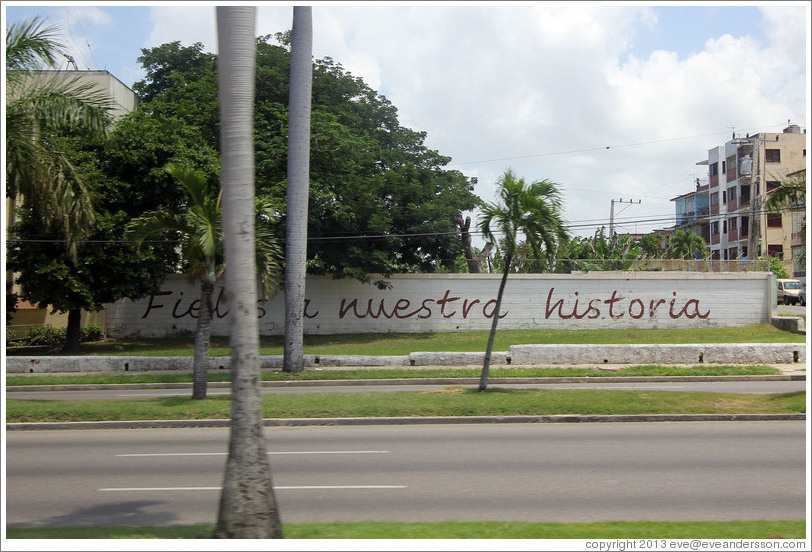 Words painted on a wall on Avenida de la Independencia: "Fieles a nuestra historia" ("Faithful to our history.").