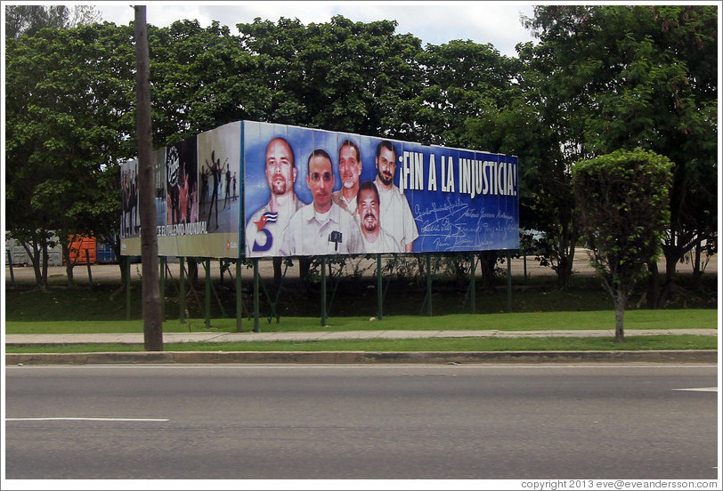 Billboard  on Avenida de la Independencia saying "Fin a la injusticia!" ("End to the injustice!"), referring to the Cuban Five: five Cuban men who were controversially imprisoned in the United States in 1998.