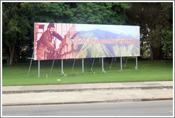 Billboard on Avenida de la Independencia saying: "Gracias Che por tu ejemplo" ("Thank you, Che [Guevara], for your good example").