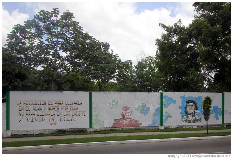 Words by Che Guevara painted on a wall on Avenida de la Independencia: "La revoluci&oacute;n es para llevarla en el alma y morir por ella, no para llevarla en los labios y vivir de ella." ("The revolution is to carry in your soul and to die for, not to carry on your lips and live from.")