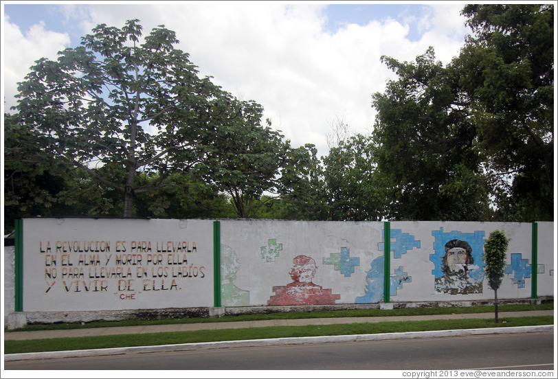 Words by Che Guevara painted on a wall on Avenida de la Independencia: "La revolución es para llevarla en el alma y morir por ella, no para llevarla en los labios y vivir de ella." ("The revolution is to carry in your soul and to die for, not to carry on your lips and live from.")