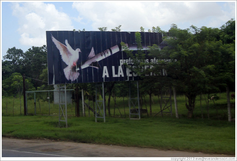 Billboard on Avenida de la Independencia saying: "Preferimos aferrarnos a la esperanza" ("We prefer to cling to hope").