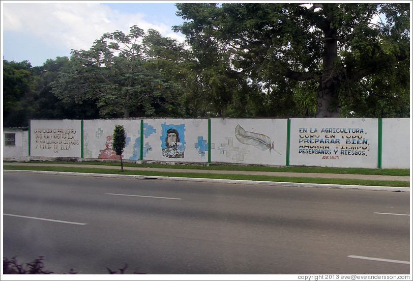 Words by Che Guevara and Jos&eacute; Mart&iacute; painted on a wall on Avenida de la Independencia.