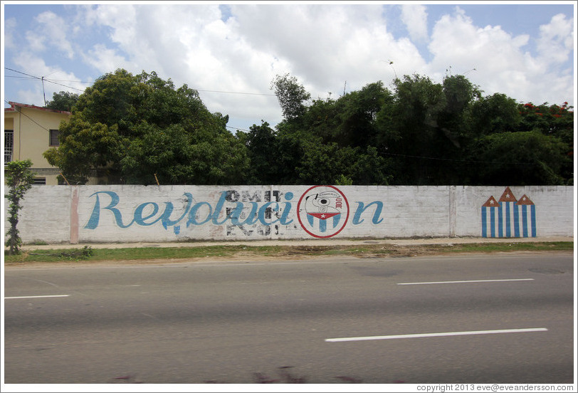 Words painted on a wall on Avenida de la Independencia: "Revoluci&oacute;n". Inside the "O", it says "con la guardia en alto" ("with their guard up") and "CDR" (Committees for the Defense of the Revolution).