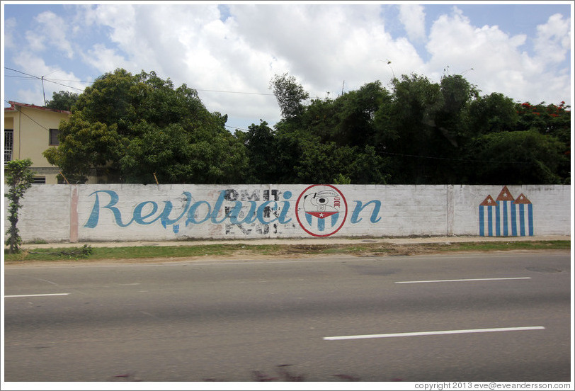Words painted on a wall on Avenida de la Independencia: "Revolución". Inside the "O", it says "con la guardia en alto" ("with their guard up") and "CDR" (Committees for the Defense of the Revolution).